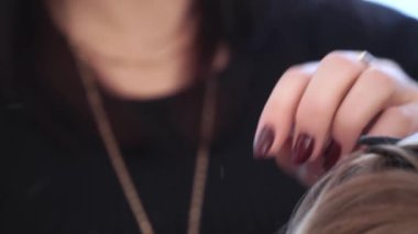 Kadın güzellik salonunda Kuaför tarafından yeni saç kesimi alıyorum. saç parlatma