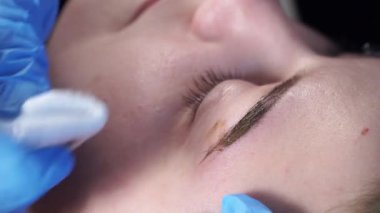 Güzellik uzmanı, kalıcı makyaj uzmanı kaşları kalıcı makyaj yordamı önce lokal anestezi uyguluyor. portre.