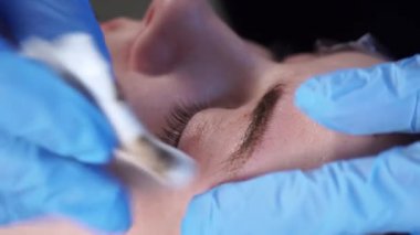 Güzellik uzmanı, kalıcı makyaj uzmanı kaşları kalıcı makyaj yordamı önce lokal anestezi uyguluyor. portre.