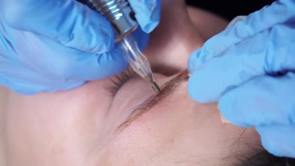 Kosmetikerin, Spezialistin für Permanent-Make-up, trägt vor der Augenbrauen-Permanent-Make-up-Prozedur örtliche Betäubung auf. Nahaufnahme. — Stockvideo