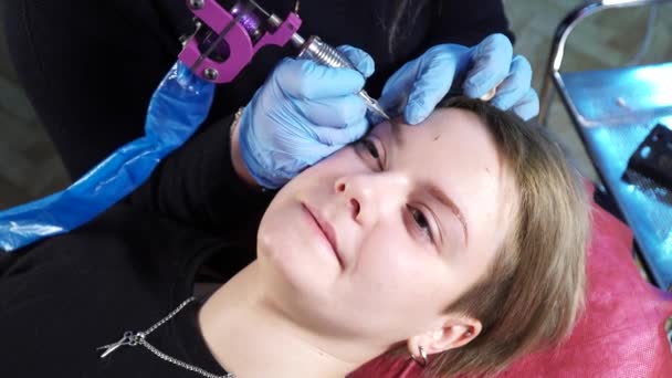 Esthéticienne, spécialiste du maquillage permanent applique une anesthésie locale avant la procédure de maquillage permanent des sourcils. gros plan . — Video