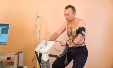 Hasta bir Tıp Merkezi araştırmada veloergometric uğrar. Kardiyak araştırma Kliniği