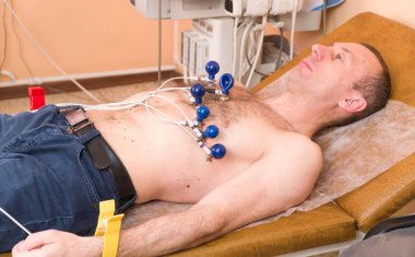 Kardiyoloji. Kalp doktoru hasta kardiyogram inceliyor. Doktor kalp inceliyor.