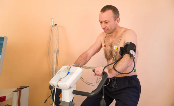 El paciente se somete a investigación veloergométrica en un centro médico. Clínica de Investigación Cardiaca Fotos de stock libres de derechos