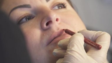 Atış kapatın. Kalıcı makyaj uygulayarak dudak prosedürü önce profesyonel uzman. Güzellik, makyaj ve moda kavramı