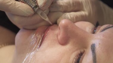 Güzellik uzmanı, uzman sürekli makyaj yapma dudak kalıcı makyaj