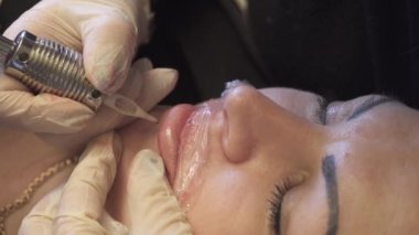 Güzellik uzmanı, uzman sürekli makyaj yapma dudak kalıcı makyaj