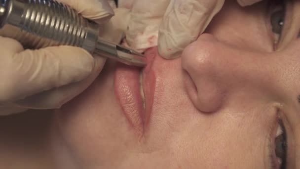 Esthéticienne, spécialiste du maquillage permanent qui rend les lèvres permanentes — Video