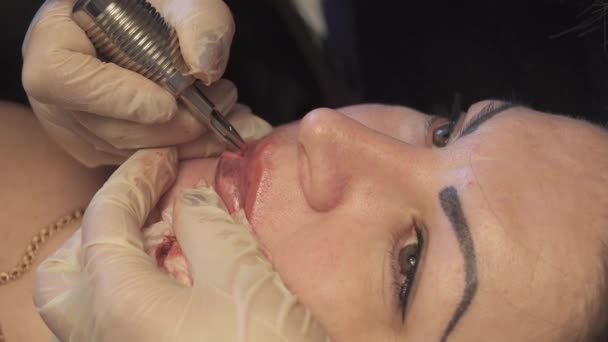 Esthéticienne, spécialiste du maquillage permanent qui rend les lèvres permanentes — Video