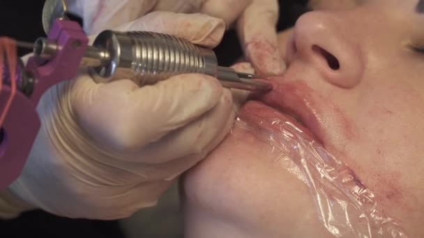 미용사, 영구 화장 만드는 입술 영구의 전문 메이크업 — 비디오