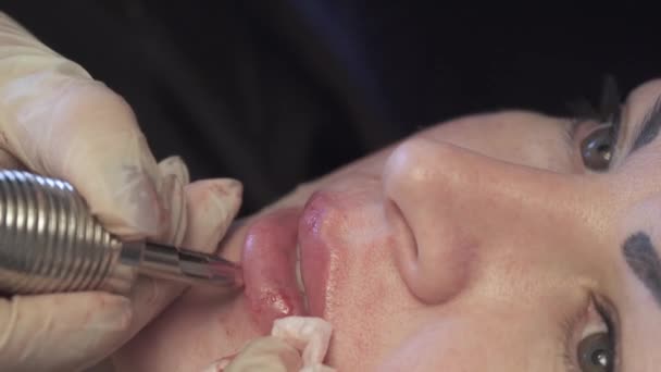 Esteticista, especialista en maquillaje permanente haciendo labios maquillaje permanente — Vídeos de Stock