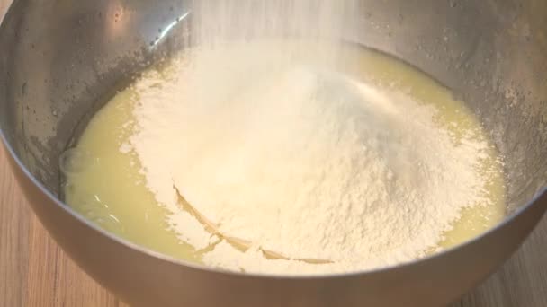 Przesiewanie mąki do miski na stole na drewniane tła — Wideo stockowe