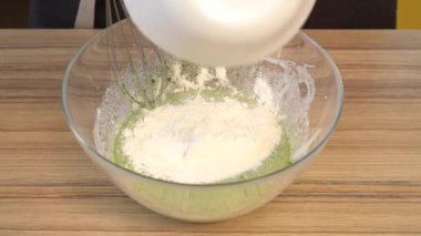 Yumurta, ıspanak, un ve metal bir kase şeker pudra hızlı mikseri karışımları