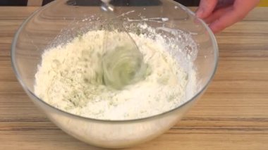 Yumurta, ıspanak, un ve metal bir kase şeker pudra hızlı mikseri karışımları