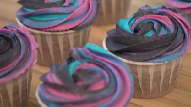Πασπαλίζουμε με ζάχαρη σε σκόνη, νόστιμα κέικ, διακόσμηση κέικ με φράουλες, ένα κομμάτι από μπισκότο, πολύχρωμος λούστρο — Αρχείο Βίντεο