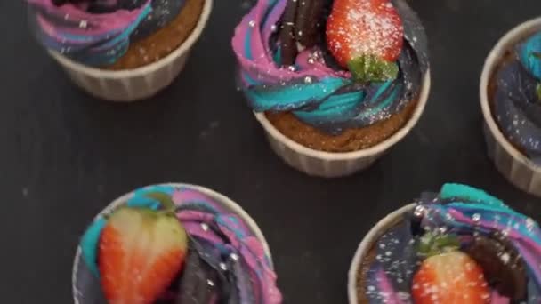 Espolvorear azúcar en polvo sobre sabroso pastel, decoración de la torta con fresas, un pedazo de galleta, esmalte multicolor — Vídeo de stock