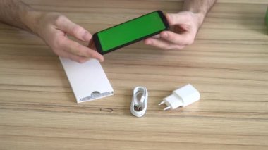 yeni bir cep telefonu açma. Silikon durumda, şarj cihazı, Usb kablosu