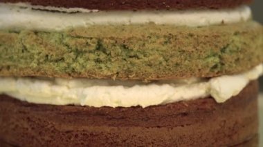 Kek. Brownie. Tatlılar. Tereyağı krema konfeksiyon üzerinde Close-Up. Çikolatalı pasta üzerinde beyaz yumuşak krema. Yakın: hassas krem pasta çantaya. Pasta krem kek dekore edilmiştir. Sünger kek.