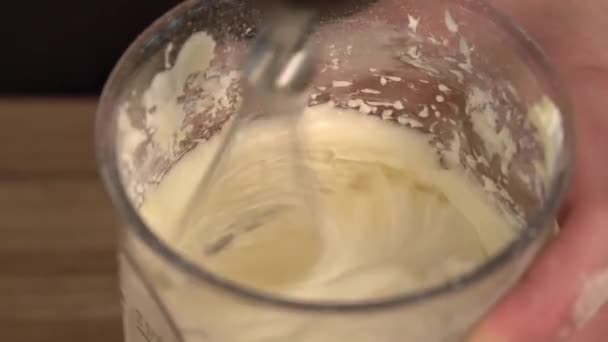 Vista superior de la crema de mezcla para la decoración en un tazón. crema con crema — Vídeos de Stock