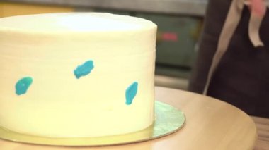 Yakın çekim: bisküvi kremalı kek üzerine bir spiral şeklinde. Çikolatalı krema ile sünger kek. Tatil için yiyecek. Bir şekerci dükkânı pastada hazırlanması.