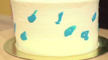 Yakın çekim: bisküvi kremalı kek üzerine bir spiral şeklinde. Çikolatalı krema ile sünger kek. Tatil için yiyecek. Bir şekerci dükkânı pastada hazırlanması.