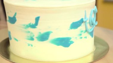 Yakın çekim: bisküvi kremalı kek üzerine bir spiral şeklinde. Çikolatalı krema ile sünger kek. Tatil için yiyecek. Bir şekerci dükkânı pastada hazırlanması.