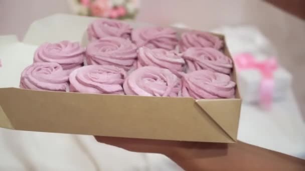 Reposicionamiento de la caja deliciosa zephyr rosa hecho a mano — Vídeo de stock