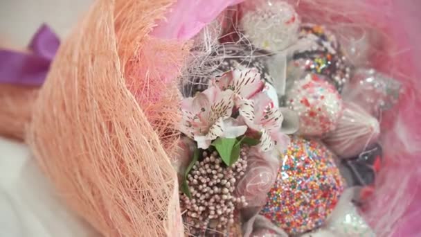 Bouquet avec lys et bonbons, bonbons sur la table près du gâteau. Panarama — Video