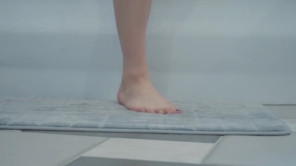 Mooie vrouw uit warm bad en opstijgen handdoek — Stockvideo