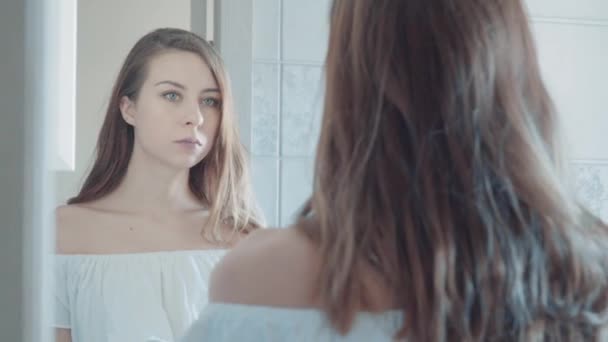 Jonge en mooie vrouw in hemd haar tandenpoetsen in de badkamer. Beauty concept — Stockvideo