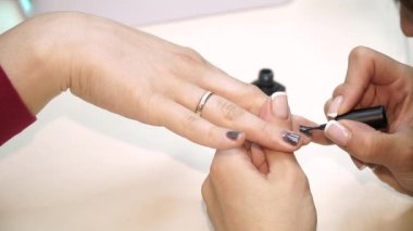 Boya çivi usulü hakkında güzel bir kadın. Dekorasyon Lehçe çivi üzerine. Çivi profesyonel fırça ile dekorasyon boyası