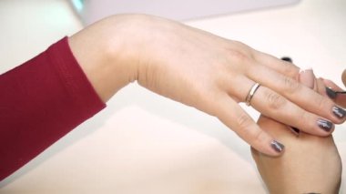 Boya çivi usulü hakkında güzel bir kadın. Dekorasyon Lehçe çivi üzerine. Çivi profesyonel fırça ile dekorasyon boyası