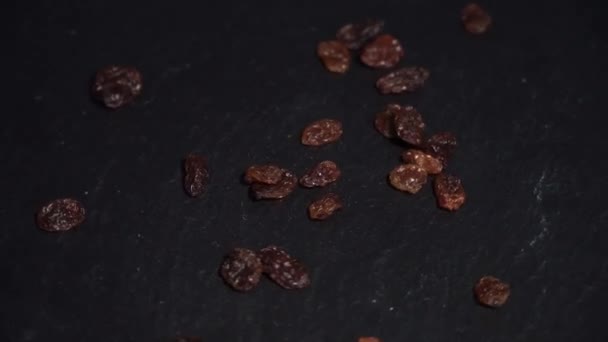 Des raisins secs. ingrédients pour le vin chaud, vin chaud. vidéo circulaire — Video