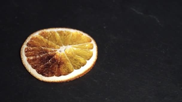 Oranje. ingrediënten voor warme wijn, glühwein. circulaire video. Slow-mo — Stockvideo