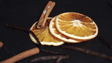 malzemeler için sıcak şarap, şarap mulled. dairesel video. Uyuşuk