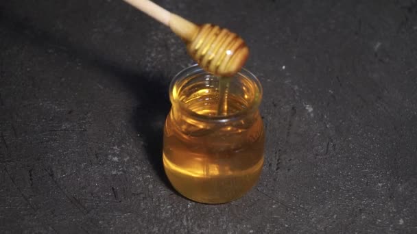 Jar of Honey with Honey Dipper with Honeycomb. ingredients for warm wine, mulled wine. circular video. Slow-mo — Stock Video