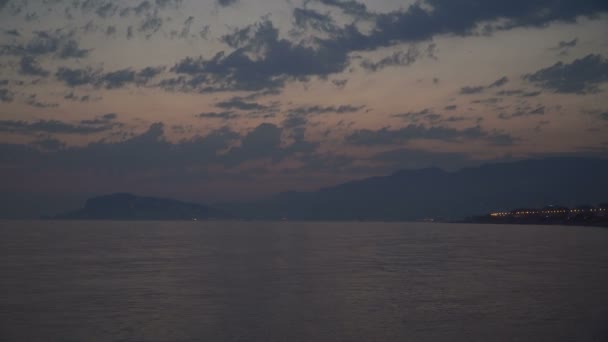 Skott av en vacker sommar solnedgång på stranden. Solnedgång vid havet drone footage — Stockvideo