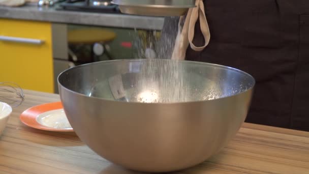 Sålla mjöl i skål på bordet på trä bakgrund — Stockvideo