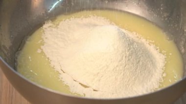 ahşap arka plan masaya kase içine Un Eleme