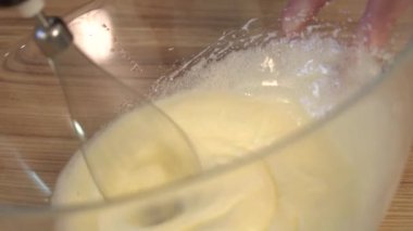 Yumurta, ıspanak, un ve metal bir kase şeker pudra hızlı mikseri karışımları
