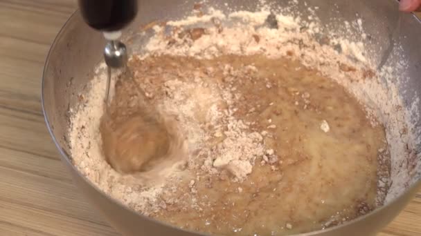 Cukrász gyors mixer keveri a tojássárgáját és a cukrot egy fém tálban — Stock videók