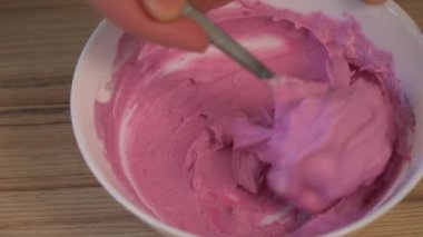 Kabın içinde boya ve dekorasyon için krem karıştırma görünümü top. Top kek pişirme.