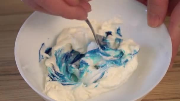 Ovanifrån att blanda grädden för att dekorera och färga i skålen. Matlagning cupcakes. — Stockvideo