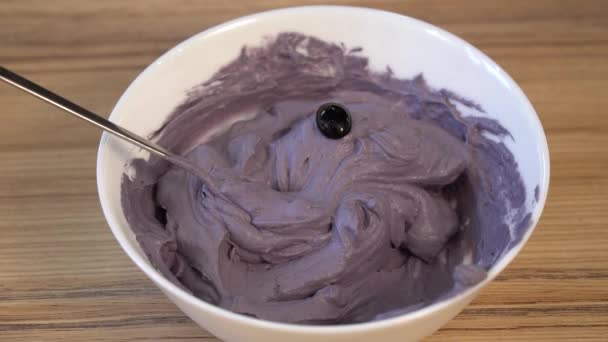Felülnézet, díszítő tejszínnel és a festék a tálba. Cupcakes főzés. — Stock videók