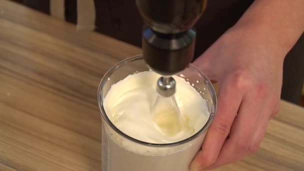 Queso crema mezclado en un procesador de alimentos y licuadora — Vídeos de Stock