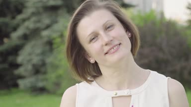 Böyle bir demet gül koklama oldukça genç bir kadın portresi. Güzel bir kadın çiçek kokusu inhales