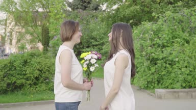 Toplantı kızı ve annesi parkta. Her anne sarılma sevgi ve hassasiyet ile çekici esmer olduğunu