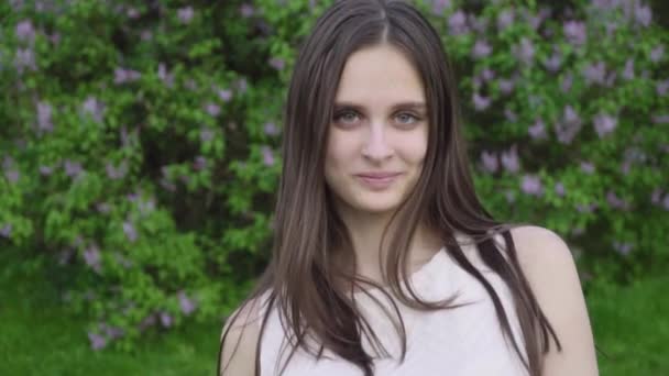 Fiatal vonzó lány szédül a kertben. : Rémálmok nyomában — Stock videók