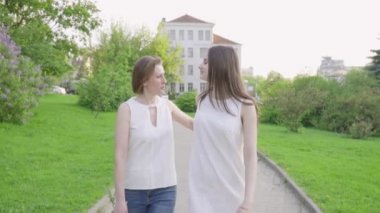 Mutlu kadın ve genç kızı park yürüme. Yetişkin anne ve kızı parkta yürüyüş