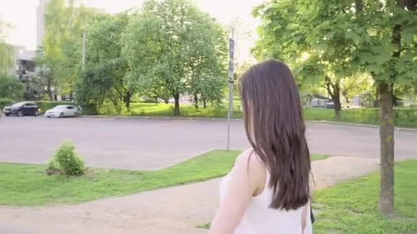 Moeder en volwassen dochter zweren en chatten in het park op een zonnige dag — Stockvideo